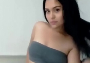 hermosura masturbandose por webcam